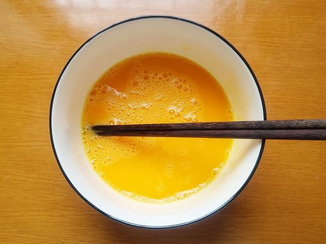 我家炒蛋从不放油,半碗水下锅,炒好的鸡蛋水嫩鲜香,好吃热量低