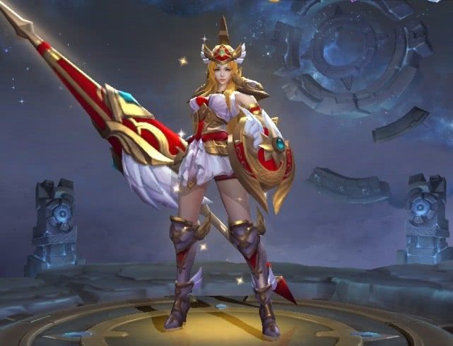 雅典娜的形象就是手持盾牌加长矛,在死后还能为队友保驾护