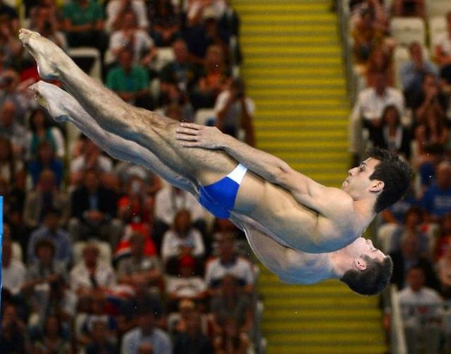 跳水男运动员也很无奈?比赛要穿"三角裤",网友:确实无奈!