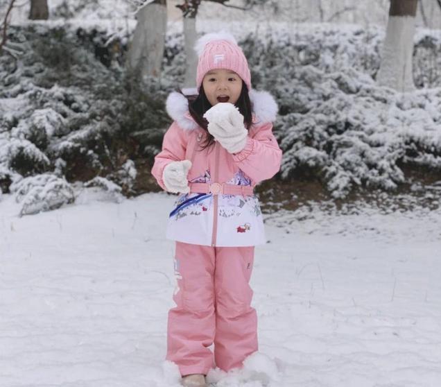 董璇4岁女儿太养眼,眉眼与少时董璇一模一样,网友:颜值太逆天董璇