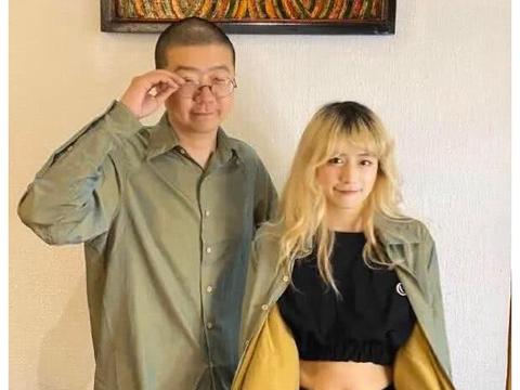 李诞老婆黑尾酱在家中挂“东亚病夫”牌匾,发微博:我本是东京人|李诞|病夫|牌匾_新浪新闻
