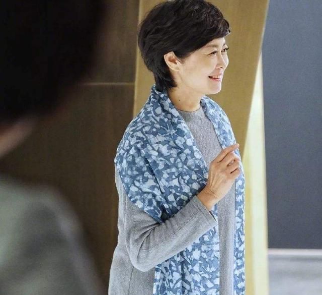 65岁敬一丹直播首秀优雅知性不显老,与年轻时形象大不相同