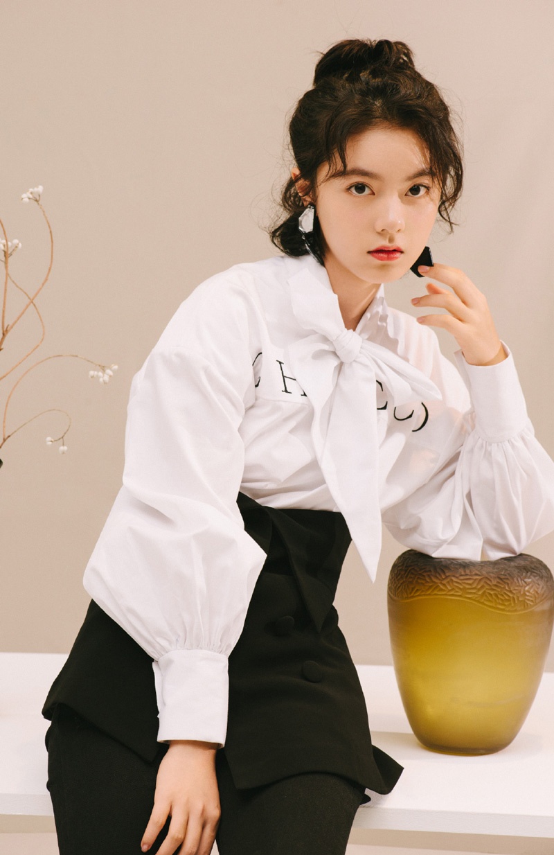 赵今麦突破往日风格,尝试御姐风格,黑发红唇造型惹网友怒赞