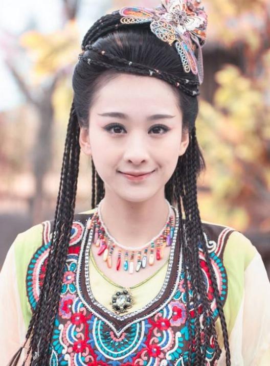 白梅瑛终于摆脱齐刘海,新剧中大胆露额头,有"冠宠六宫"的资本|穆婷婷