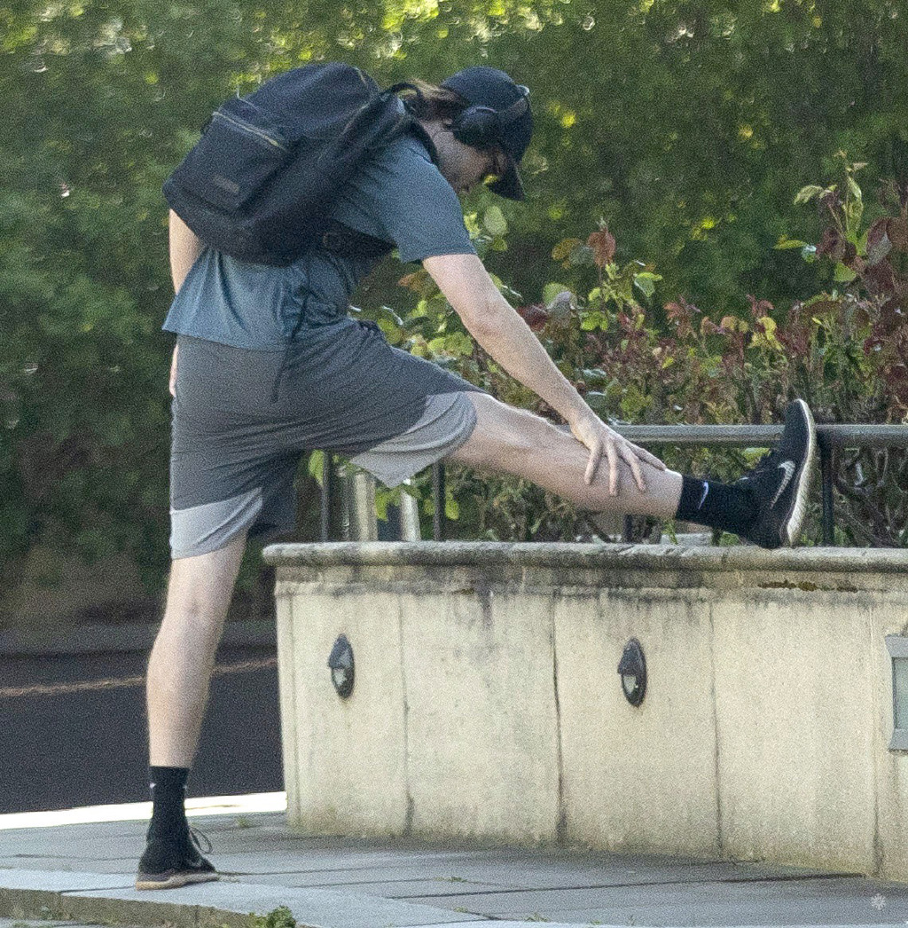 34岁罗伯特·帕丁森街头晨跑,10个月锻炼出了170斤肌肉身材