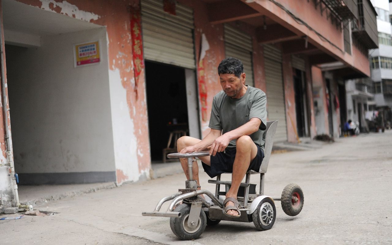 男子沉迷发明创造,40年造出上千物件,骑木牛流马上街惹人注目