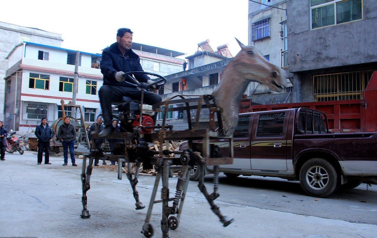 男子沉迷发明创造,40年造出上千物件,骑木牛流马上街惹人注目