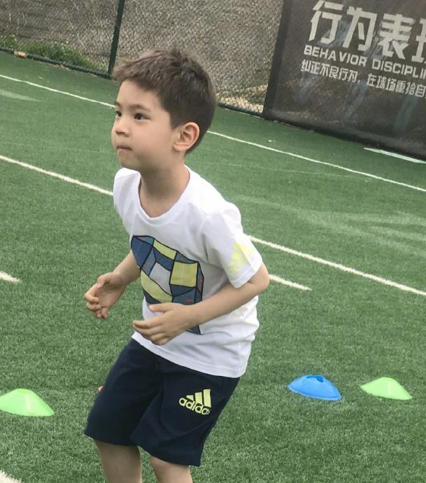 嗯哼被妈妈逼着理发,寸头帅到一塌糊涂,长得跟杜江如复制粘贴