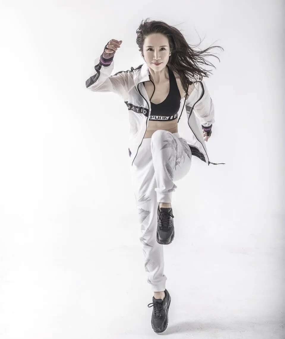 51岁阿姨坚持健身15年,依然翘臀美腿马甲线,被称为健身少女