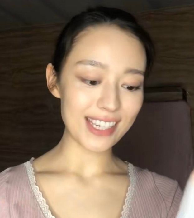 吉娜素颜直播露面,卸掉浓妆大变样,这确定只有25岁?