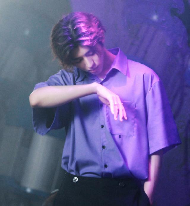 除了紫色卫衣,t恤外,蔡徐坤还解锁了紫色衬衫的穿搭,他身穿一件紫色