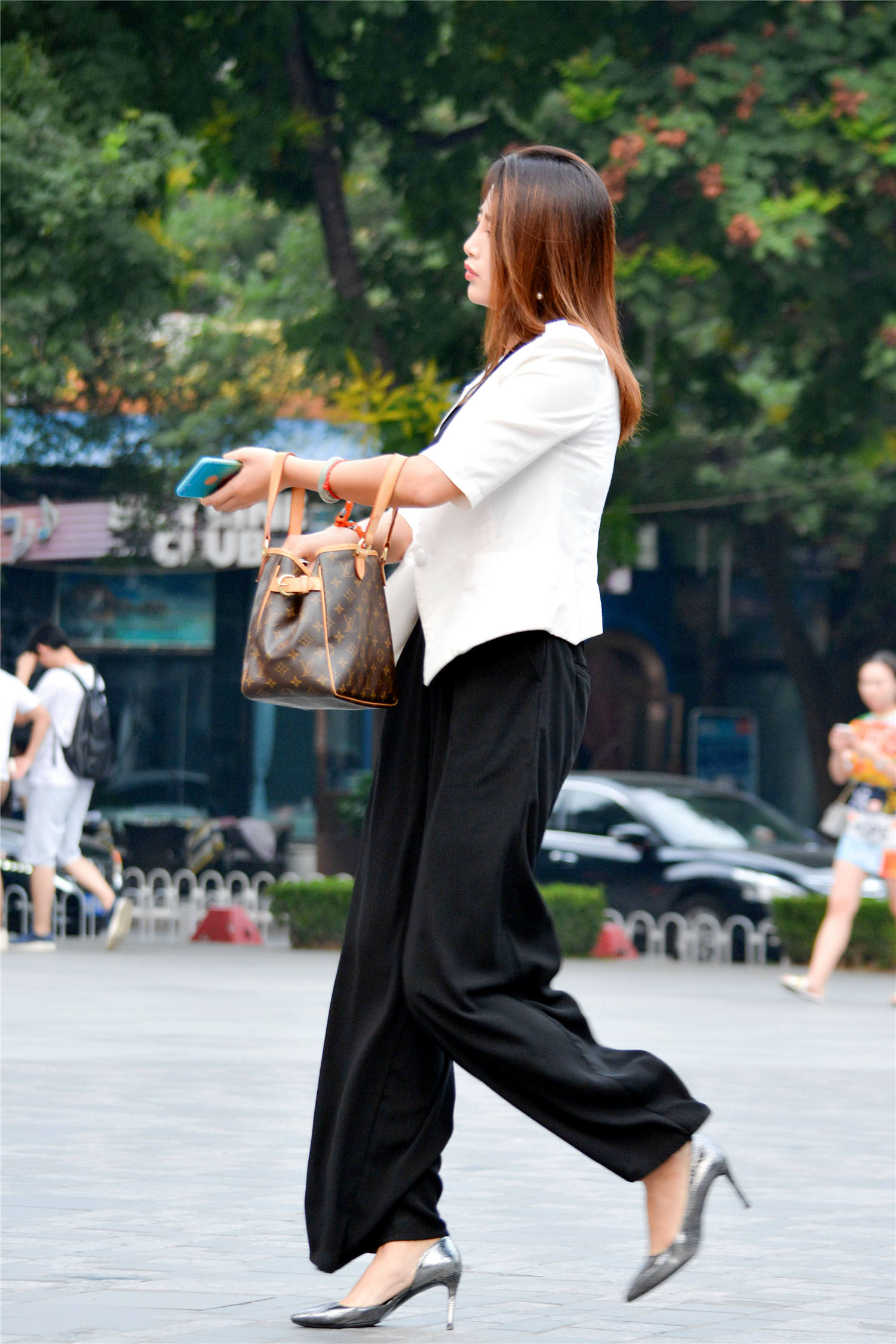 黑色西裤搭配白色立肩小衫,脚下一双尖头细跟鞋,搭配出气质美