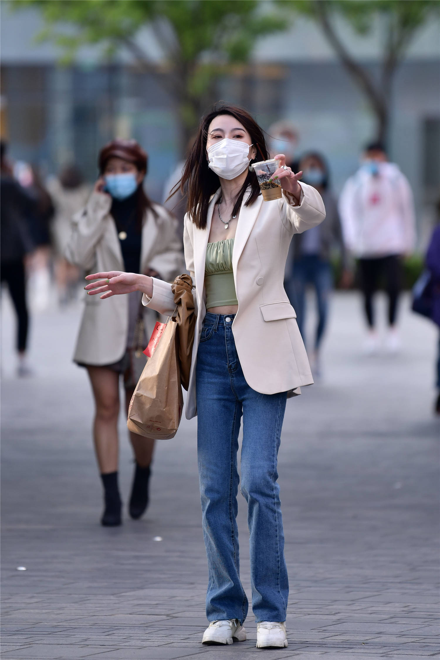 春季选择牛仔裤搭配,紧身款式和宽松直筒,都会搭配出精致感觉