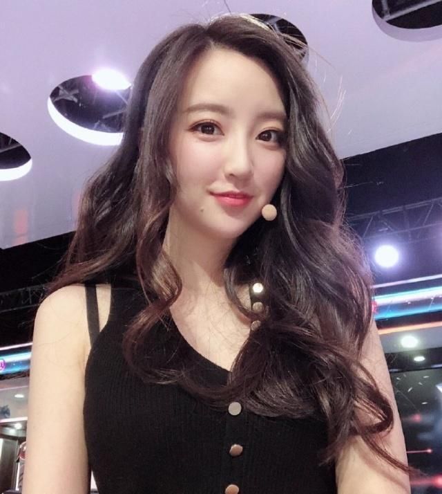 新晋篮球主播郭珺,曾是"孙杨女友",因穿透视装主播cba爆红!