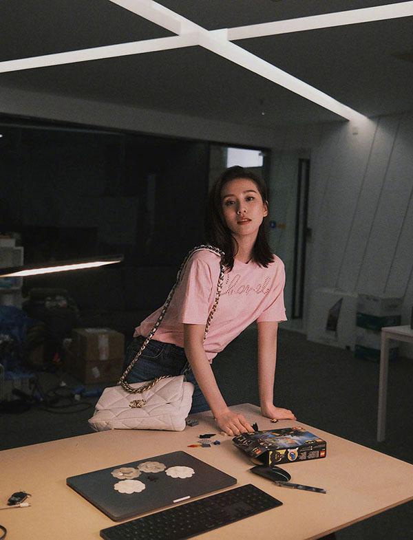 刘诗诗再度营业,粉色t恤搭牛仔裤美回18岁,笑容真的非常甜美