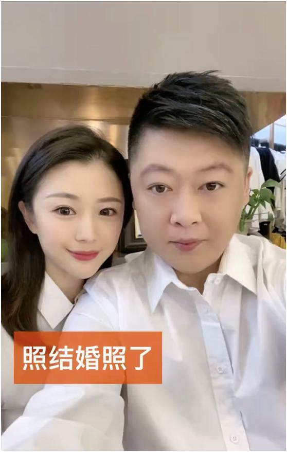 谢永强和女友领证结婚,美颜效果太猛成大眼萌娃,一下年轻10岁
