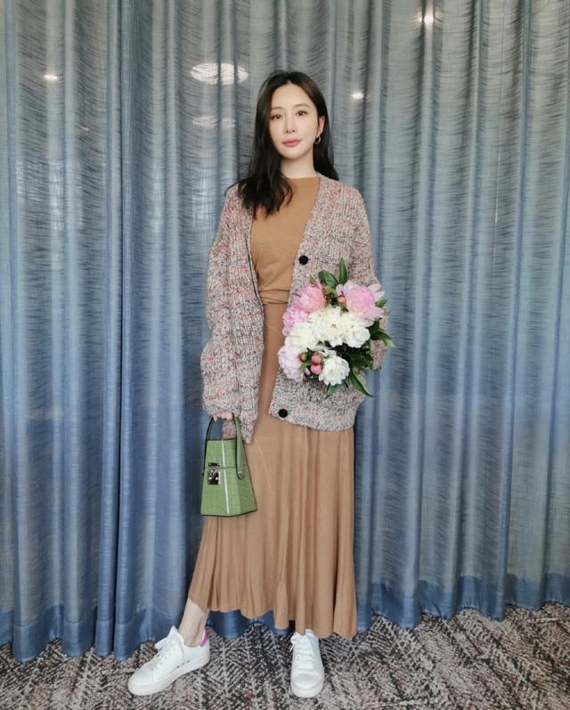 中年女性的穿搭范本:37岁熊乃瑾,小个子这样穿显高显瘦显高级