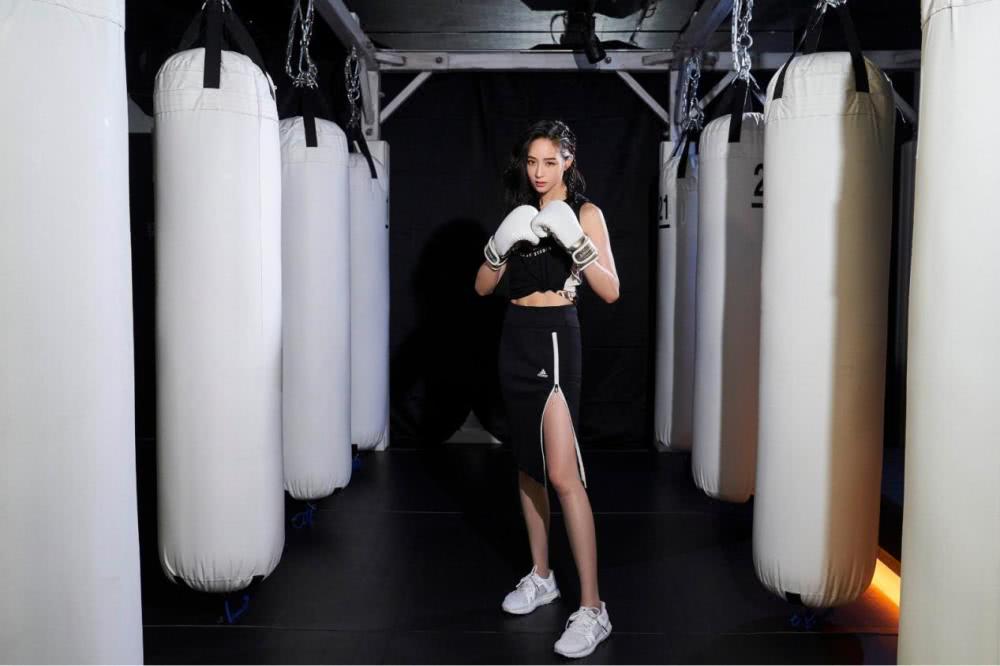 张钧甯晒拳击照,脏辫发型搭配运动套装又a又飒,却被马甲线抢镜