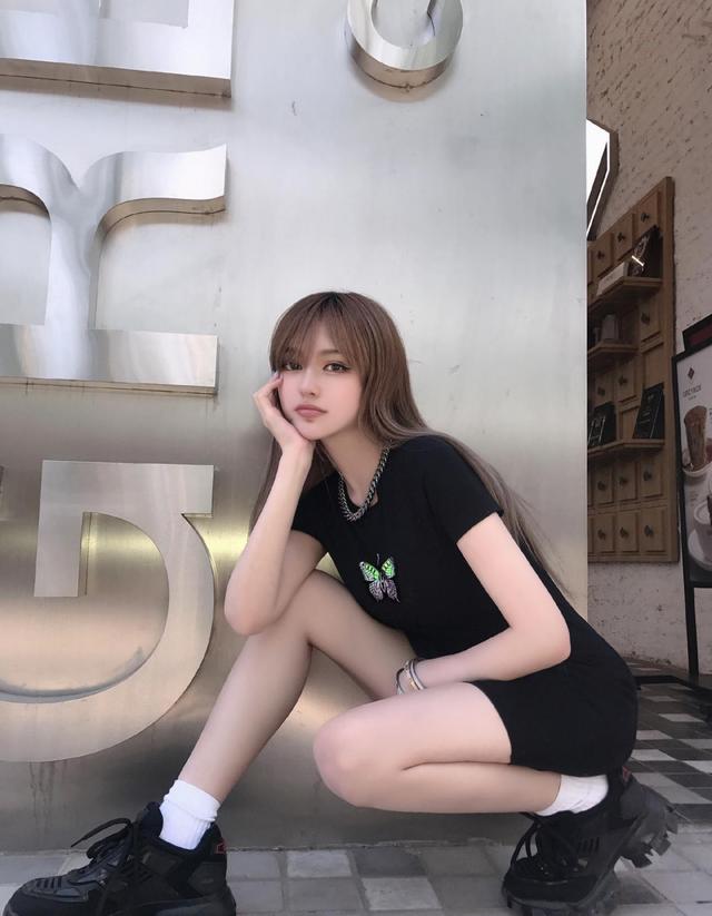 周扬青分手之后状态好,帅气穿搭惹人羡慕,不露腿也足够瘦