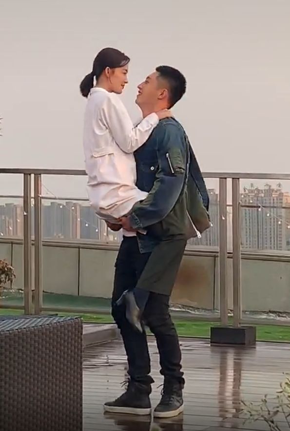 黄景瑜抱着李沁转圈,导演刚喊卡,李沁接下来一个举动,真实了
