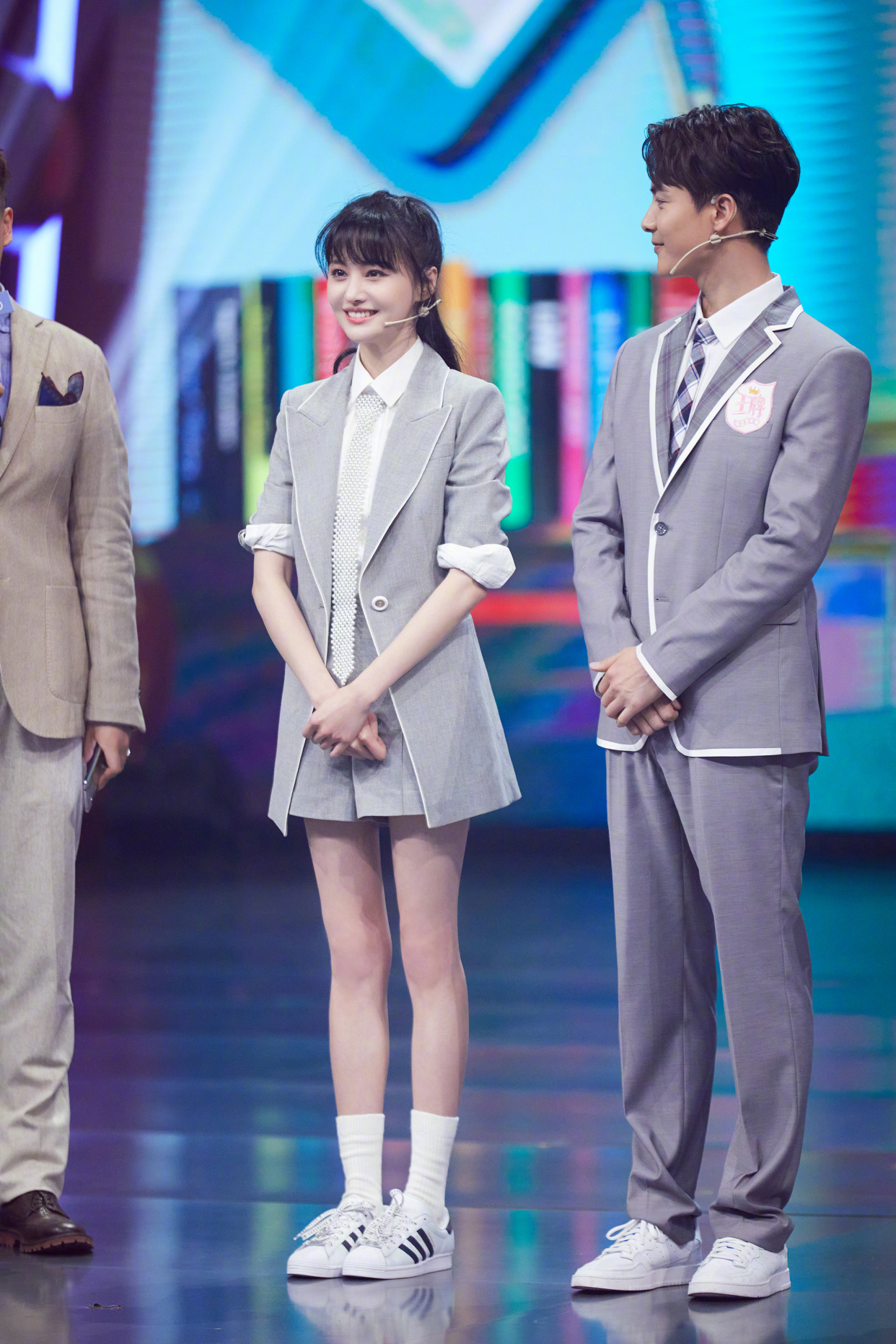 郑爽最新造型来了,偷穿大人衣服好娇弱,卷发配蝴蝶结变日系甜妞