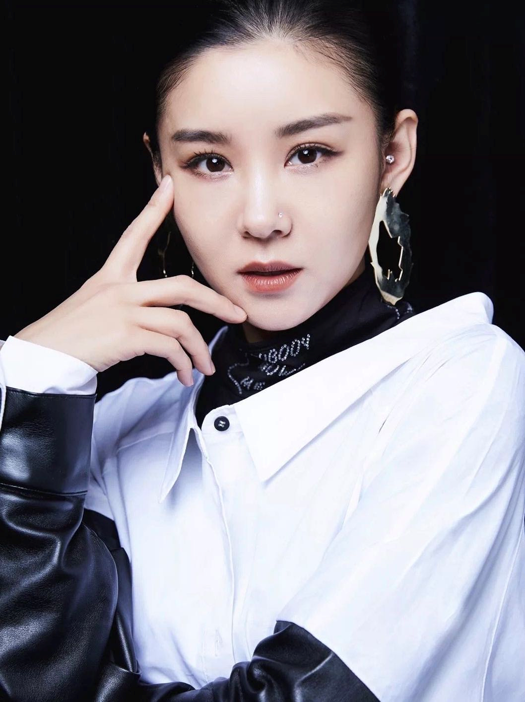 李小萌一改往日温婉形象,拼接皮衣配半身裙个性酷炫,抢眼又时髦