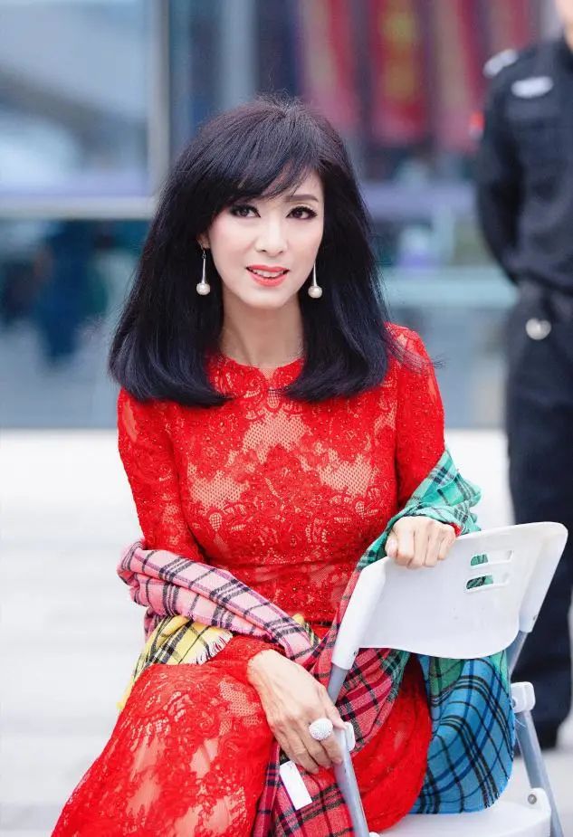 64岁米雪这也太瘦了登山素颜照有点憔悴不过也算保养得很好了