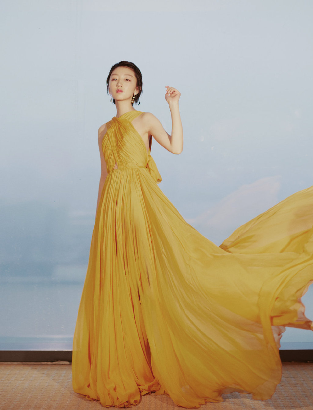 周冬雨代言"维密",穿粉色睡衣出镜,小露香肩尽显少女性感