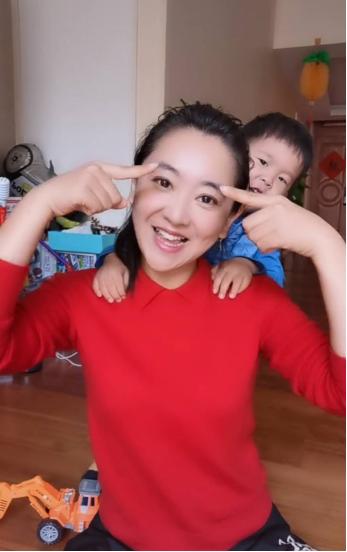 视频中的王昊穿着红色针织衫,搭配了条黑色运动裤,整身打扮异常减龄.