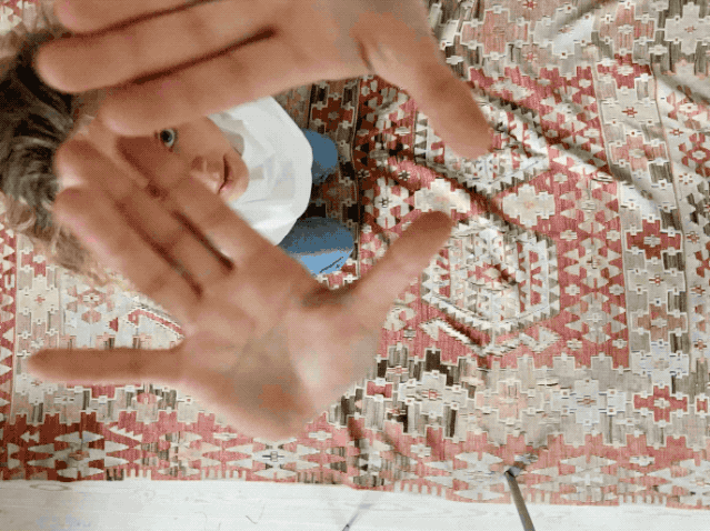 △ 照片中，模特们在自己家楼梯、沙发上随意坐着。图片来源 | zara.com