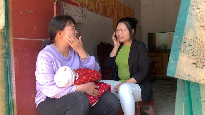 表姐羡慕丹丹皮肤变好了,向丹丹讨教祛斑方法,让丹丹给自己瞧瞧 2020