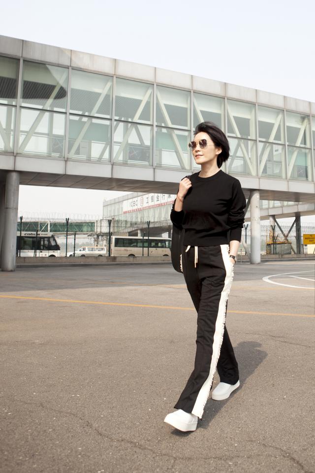 天后王菲偏爱中性风,黑色系穿搭显苗条,穿搭时尚不像60后