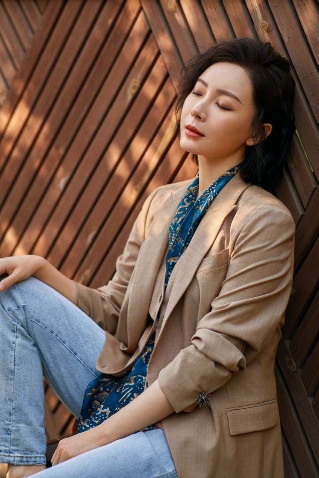 陈数哪像43岁的中年女人穿复古西装配印花丝巾美得霸气十足