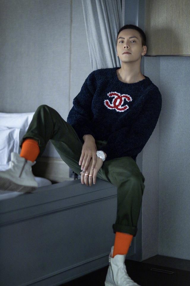 陈伟霆寸头太性感,黑色毛衣穿出禁欲范,袜子的颜色亮了