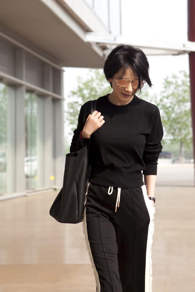 天后王菲偏爱中性风,黑色系穿搭显苗条,穿搭时尚不像60后