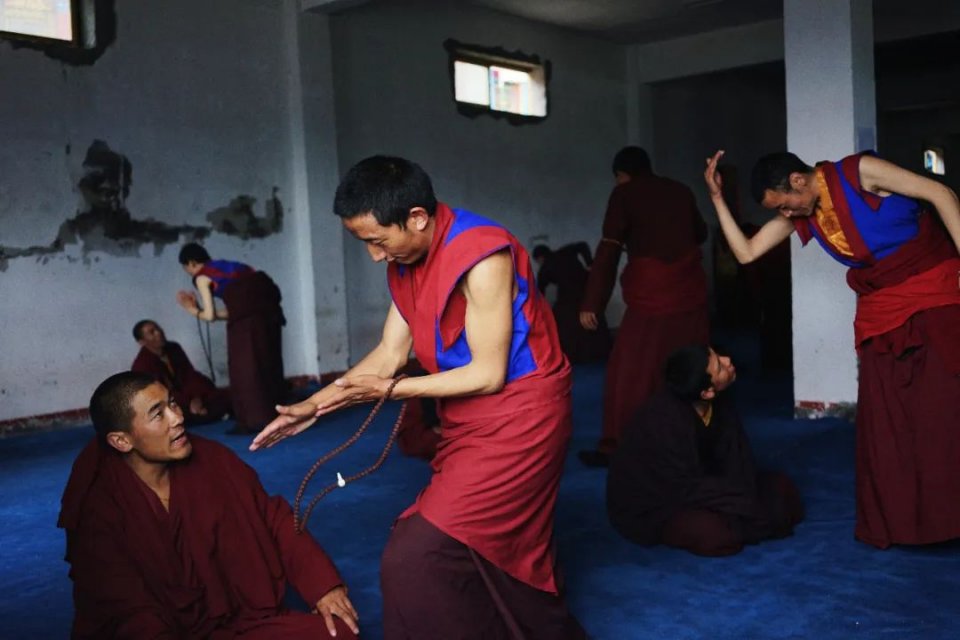 孜珠寺的僧人万蜜 自山顶远眺山谷里的曼妙风景:云影随着斑驳的流光