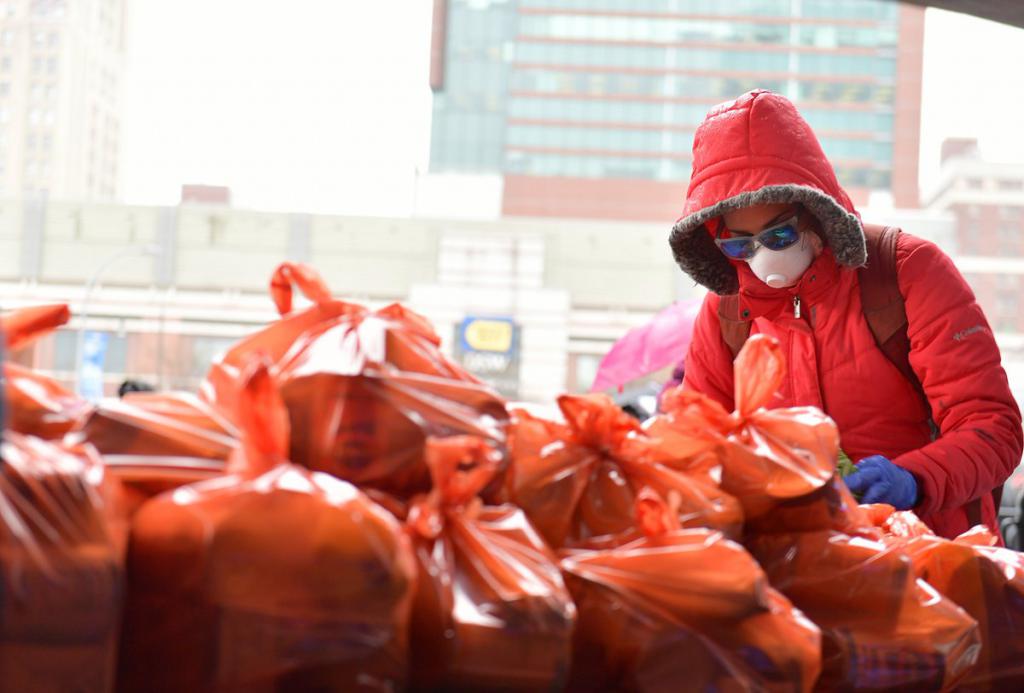 篮网携手慈善组织在巴克莱中心为民众分发食物和卫生用品