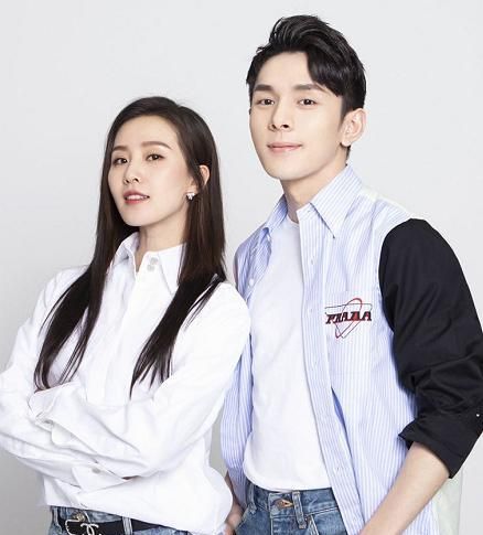 保持着中华传统男女授受不亲,但是仔细一看来,李佳琦以一位女明星却