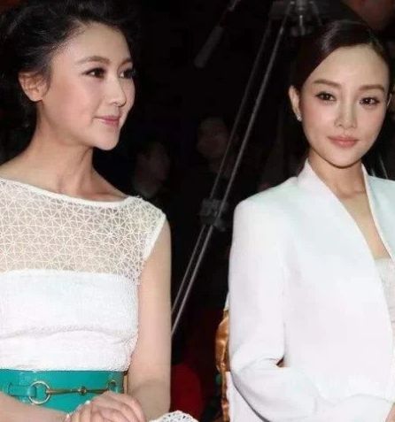 曾被誉为京城四大美女, 成名时嫁给亿万富豪, 现在连高铁都坐不了