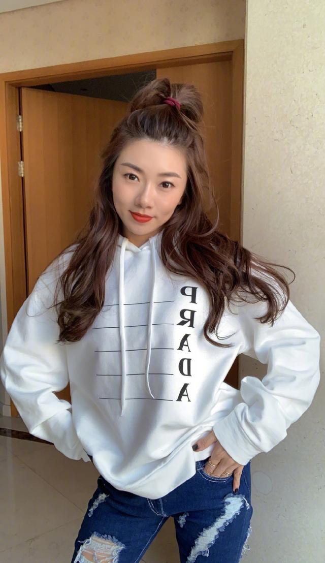 她作为郑恺女友才被人熟知,今穿白色卫衣配破洞牛仔裤,清新帅气