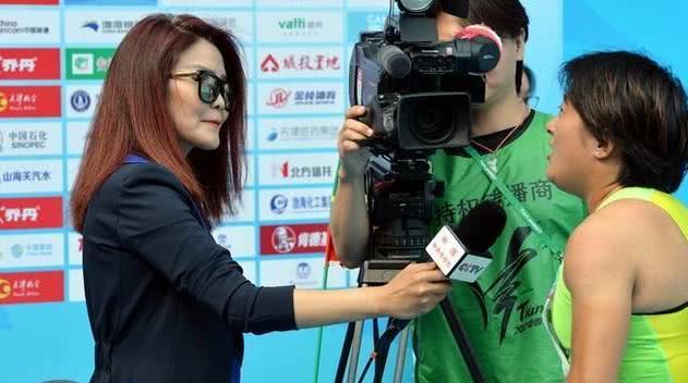 田径场上体育记者一姐冬日娜在刘翔退役多年后她近况如何