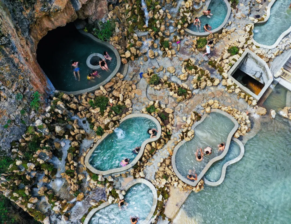 河它温泉是伫立在草原深处的温泉湖,水天相连,蓝绿成映,整体占地超过1