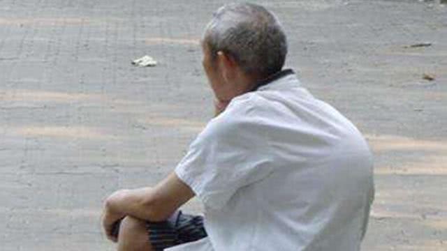 所谓龟背,其实就是指的驼背,在农村地区也将其称之为罗锅.