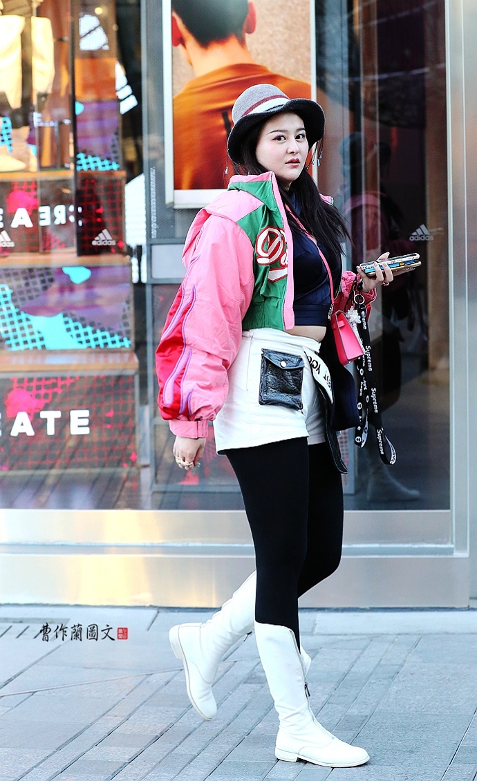 街拍:白色高筒靴美女,清爽,干净,有气质