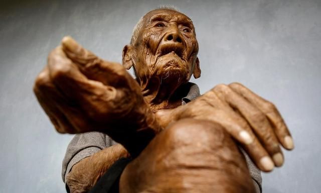 百岁老太过生日,却被警察从家中带走,邻居夸警察:抓得好!