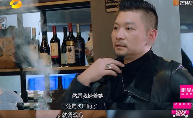 别人看起来以为老梁特别矮小,结果老梁站起来之后,把那人吓坏了.