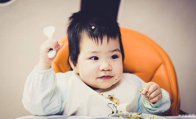 跳水冠军退役后又晒娃,感慨女儿睫毛长