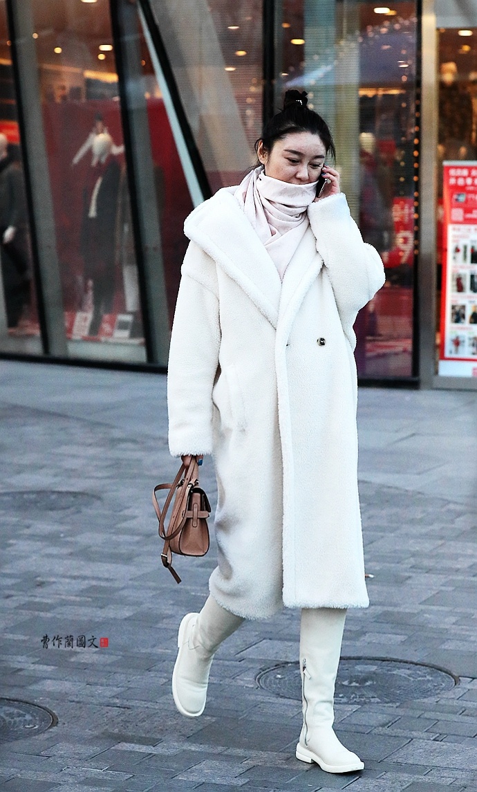 街拍:白色高筒靴美女,清爽,干净,有气质
