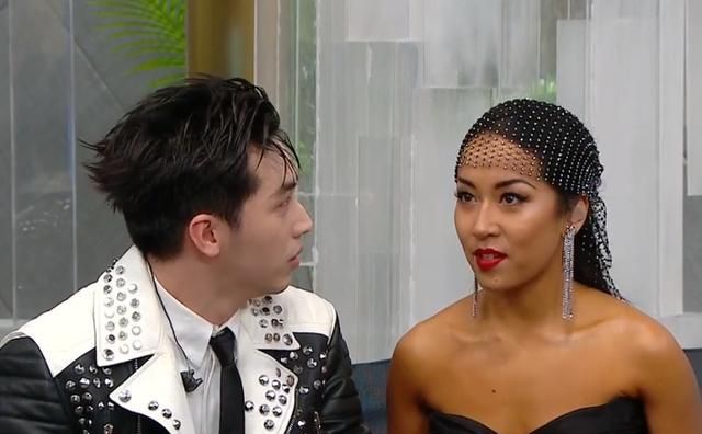 周深首轮被吉克隽逸淘汰,帮唱嘉宾成众矢之的:真拖后腿!