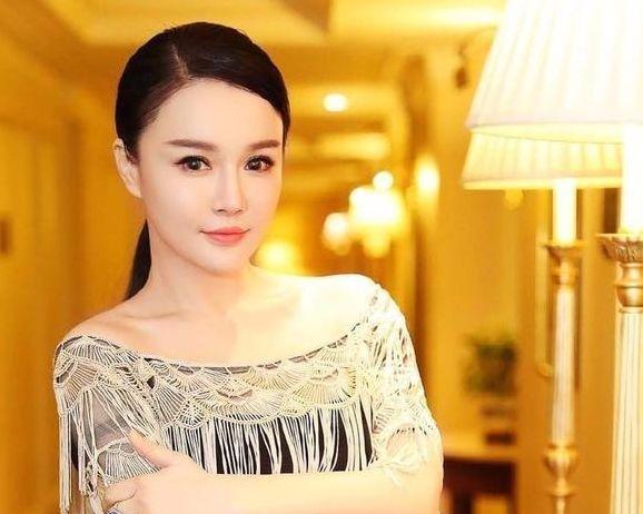 邹市明最美妻子冉莹颖堪称中国版的卡戴珊简直是微胖界的极品